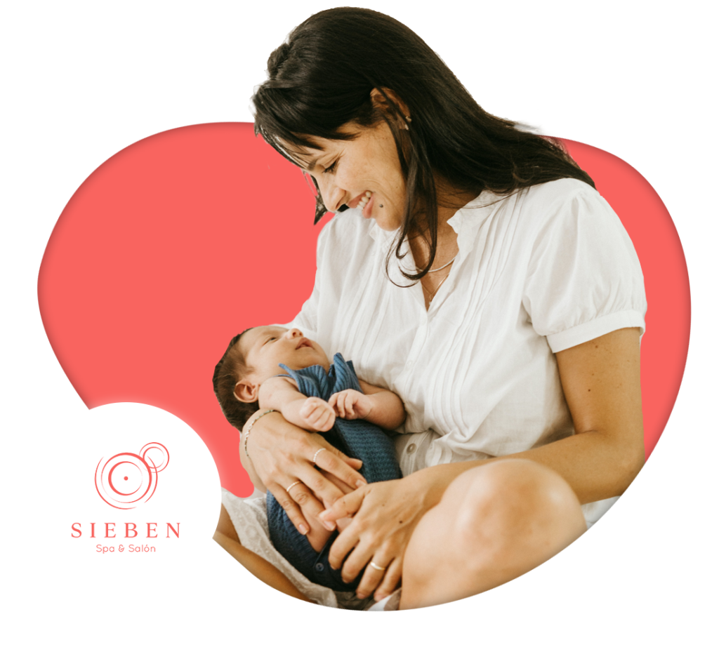 Mujer con un bebe recien nacido recibe masaje post parto en Sieben Spa León Gto
